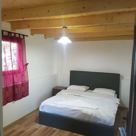 فندق مبيت وإفطار Krojet E Rrogamit 3*